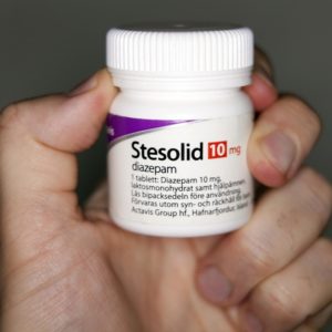 Stesolid rektallösning innehåller diazepam som tillhör en grupp läkemedel som kallas bensodiazepiner